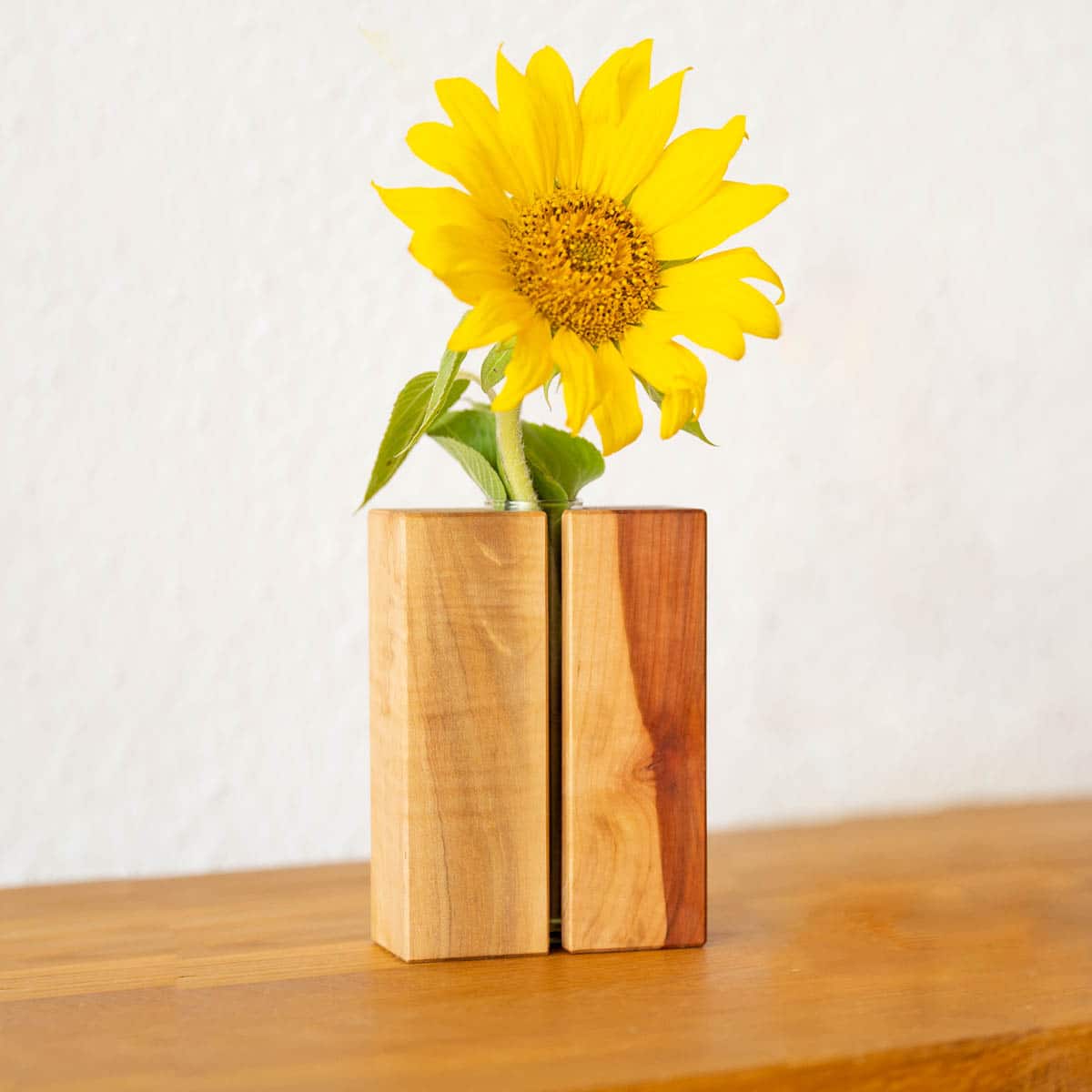 Handgemachte Blumenvase aus Birnenholz, geölt